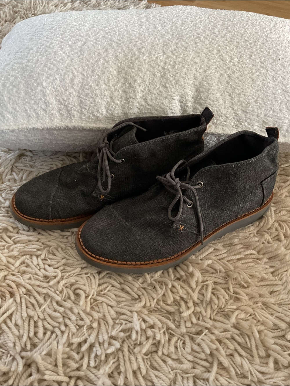 Toms Unisex/ Mens Charcoal Gray Chukka Boots with Tan Trim